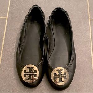 Tory Burch Minnie Flats, black and gold, size 10